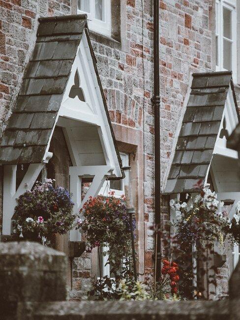 mały drewniany daszek prze wejściu do murowanego domu