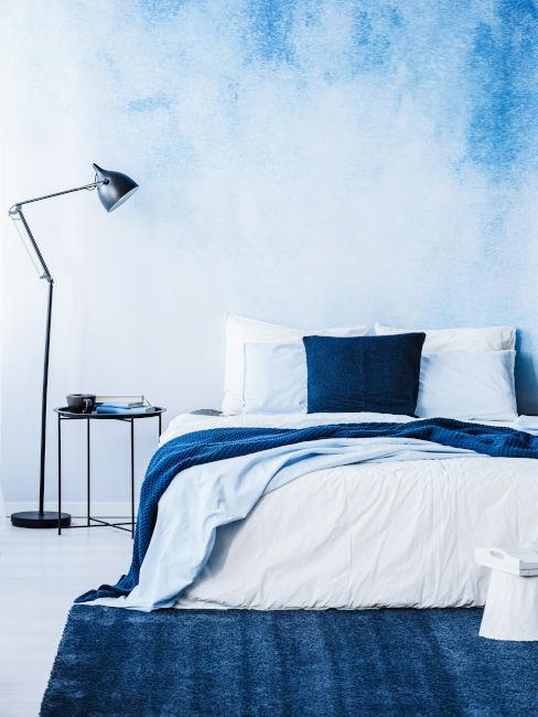błękit paryski w sypialni w różnych odcieniach niebieskiego