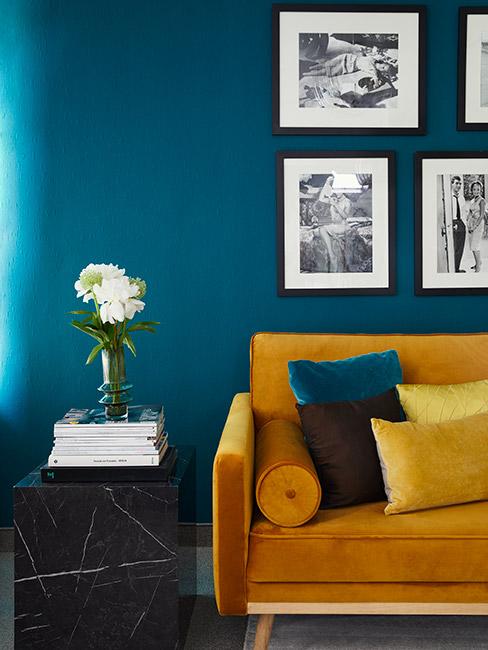 kolor petrol na ścianie w salonie z żółtą sofą z aksamitu