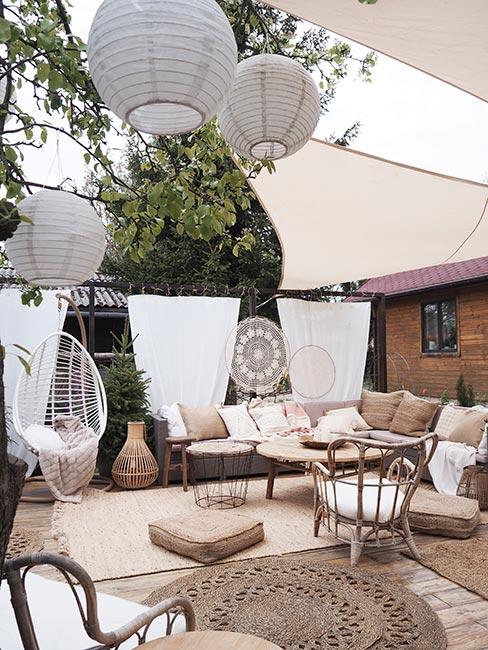 taras udekorowany w stylu boho w jasnej kolorystyce