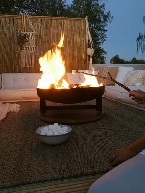 palenisko na tarasie w stylu boho