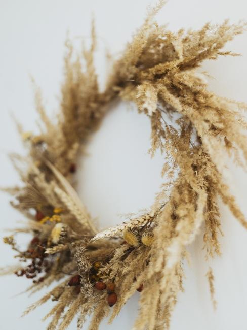 wianek z wysuszonych roślin