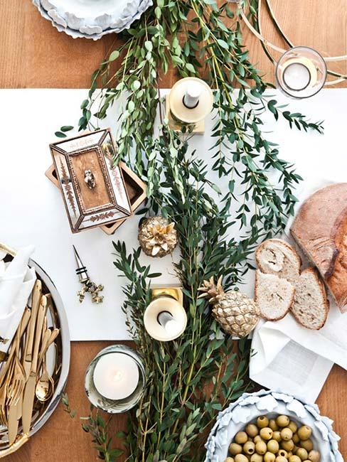 stół udekorowany różnymi ziołami