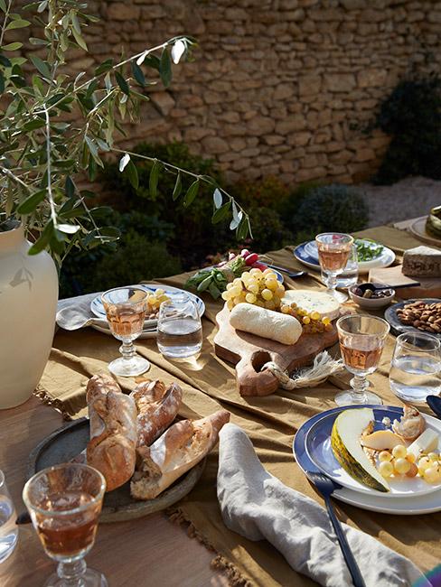 stół z różnymi przekąskami i potrawami