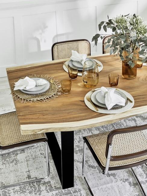 codzienna dekoracja stołu w salonie w stylu boho na stole z drewna z krzesłami z plecionki wiedeńskiej