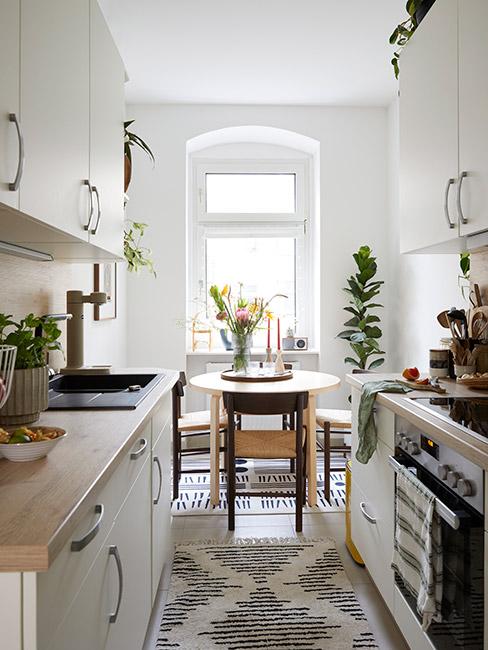 mała, jasna kuchnia ze stolikiem przy oknie