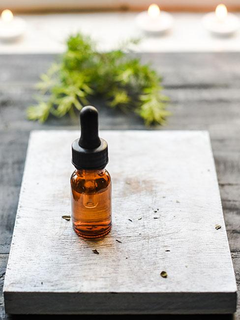 fiolka z dozownikiem stojąca na desce