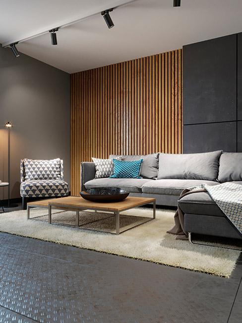 lamele w salonie nowoczesnym z jasną sofą i niebieskimi poduszkami