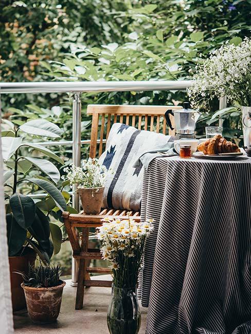 balkon z dużą ilością rośliności
