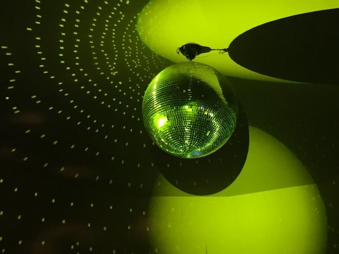 kula disco w zielonym świetle