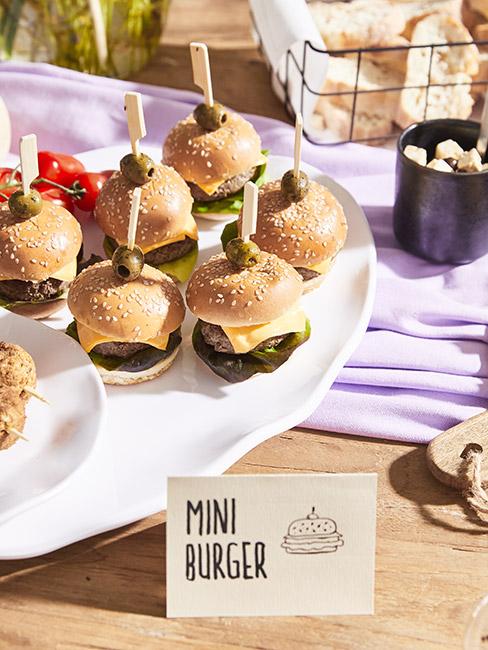 mini burgery na kinderbalu w ogrodzie