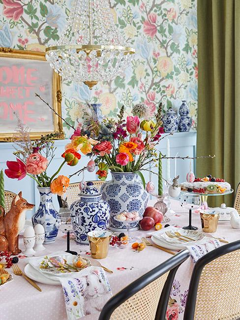 kolorowy wiosenny stół udekorowany na kinderabl