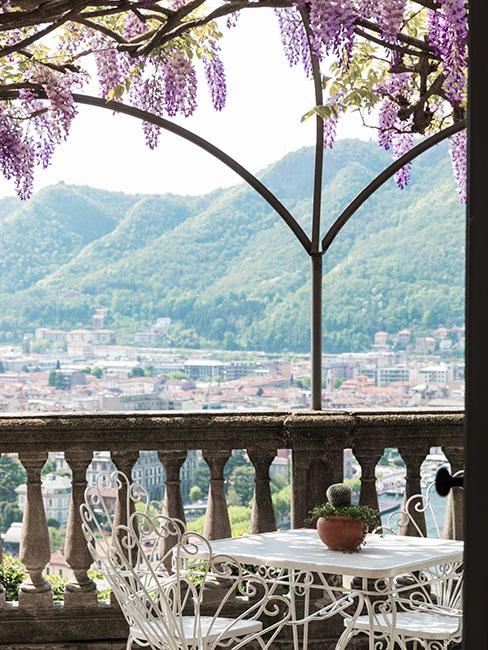 balkon z naturalnym cieniem z oplatających go roślin