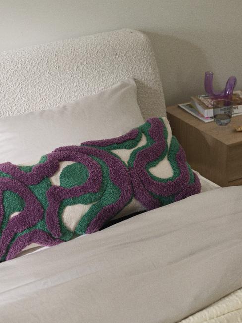 poduszka z elementami koloru śliwkowego