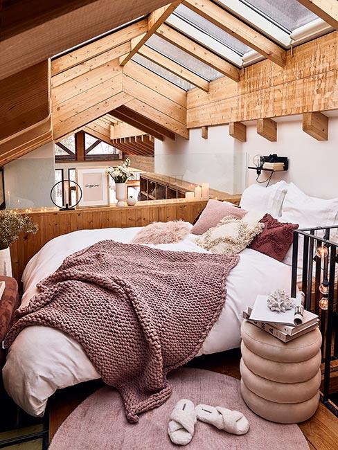 sypialnia na antresoli z kolorem przewodnim brudnym różowym