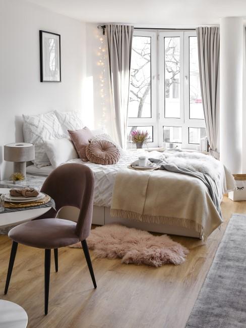 sypialnia w stylu glamour z fioletowymi i różowymi akcentami