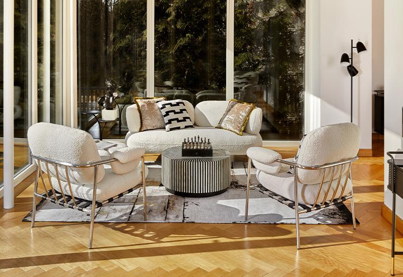 loggia balkon z meblami salonowymi