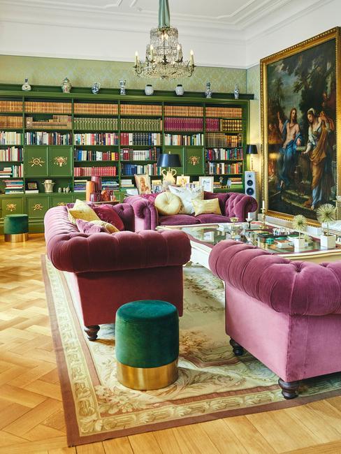 maksymalistyczny salon z trzema purpurowymi kanapami