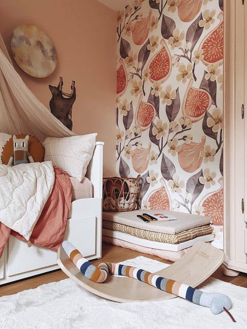 pokój dziecięcy z łososiową ścianą i tapetą w figi