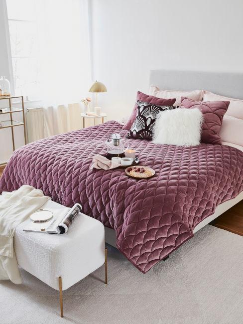 sypialnia w stylu glamour ze śliwkowymi dodatkami