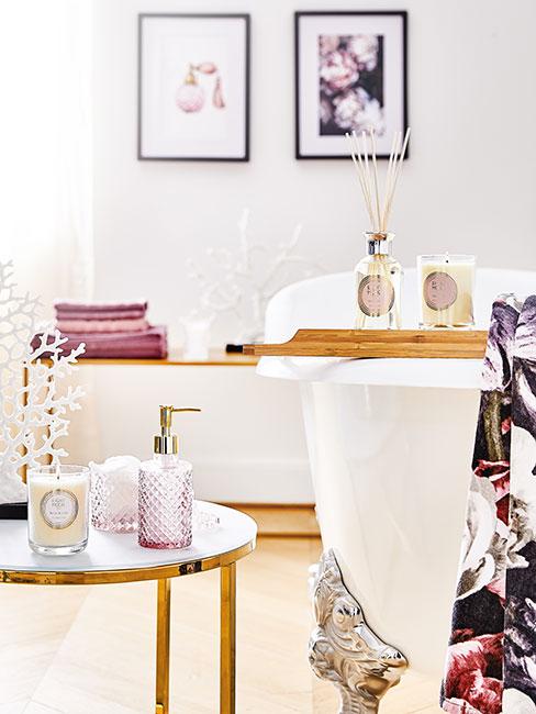 jasny salon z różowymi i złotymi akcentami