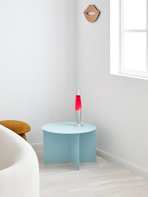 błękitny stolik w kolorze baby blue z różową lampą typu lawa