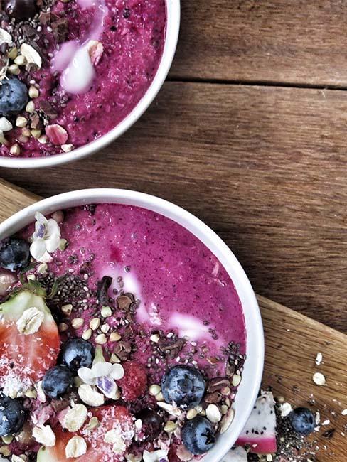 dwa poke bowle z jagodami acai