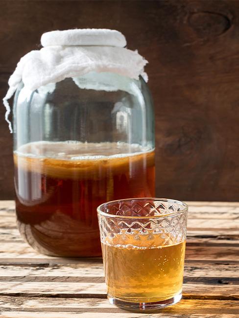 kombucha sfermentowana w słoiku i szklance
