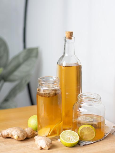 kombucha w szklanej butelce i karafce