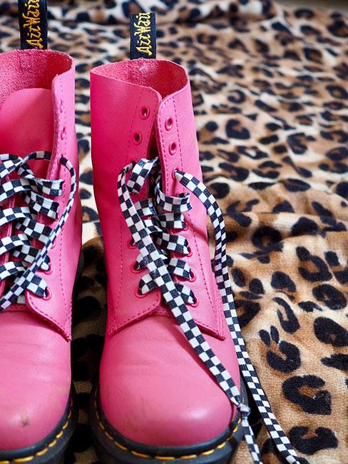 różowe martensy w stylu pastel goth