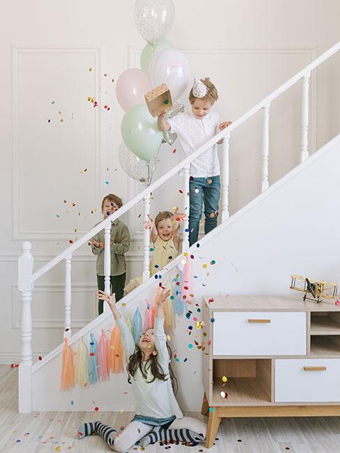 dzieci na przyjęciu z balonami i confetti