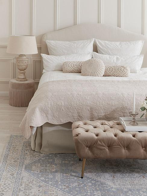 minimalistyczna, beżowa sypialnia z elementami w stylu vintage