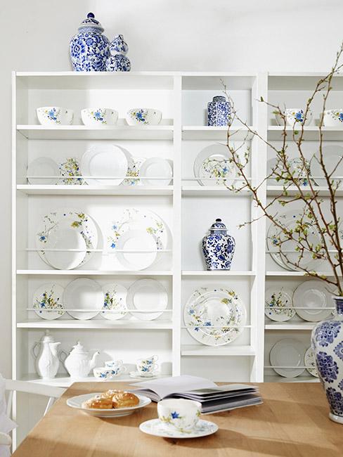 jadalnia w stylu chinoiserie z porcelaną poukładaną na widoku