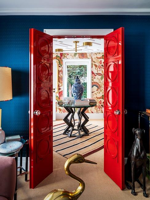 salon w stylu chinoiserie z czerwonymi drzwiami