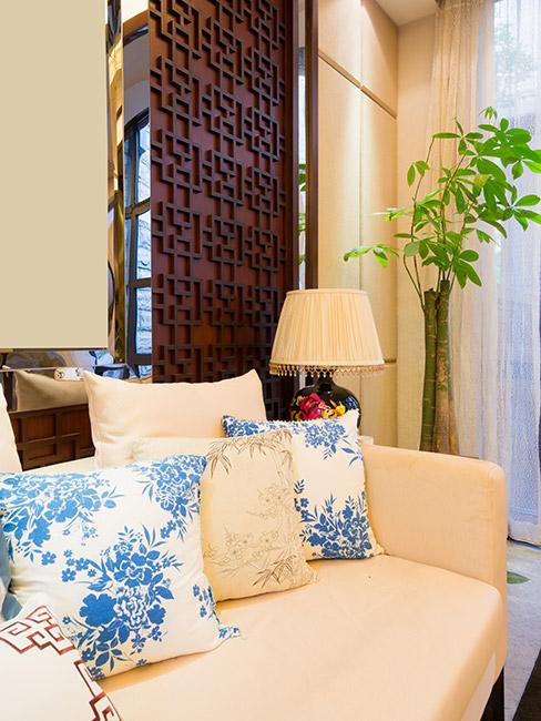 Beżowa sofa z jasnoniebieskimi podiszkami w stylu chinoiserie