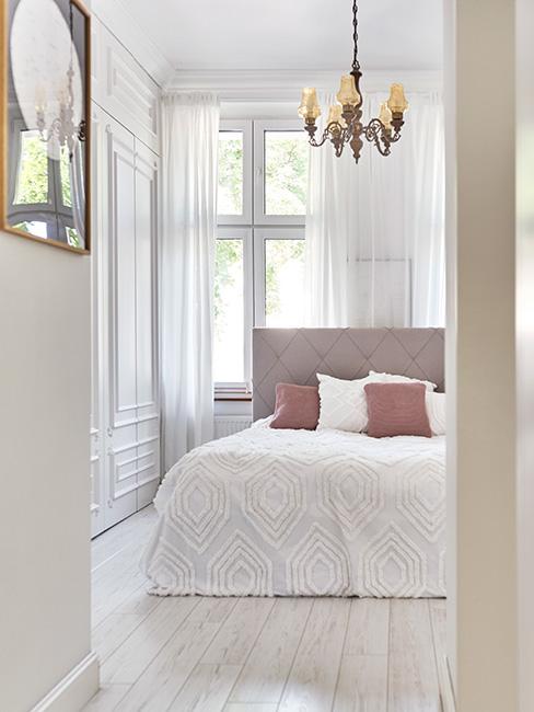 Stylowa sypialnia z różowym łóżkiem z aksamitu i złotymi dekoracjami