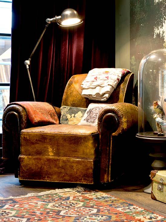 stary fotel skórzany