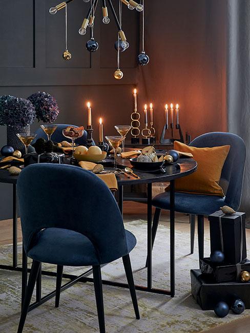 ciemna nastrojowa sypialnia z niebieskimi krzesłami w stylu dark academia