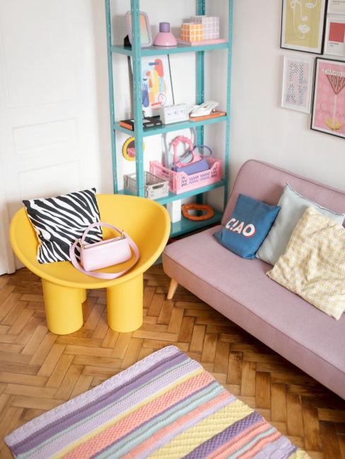 mały salon z różową sofą i żółtym fotelem w stylu avant basic