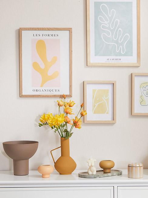 galeria pastelowych grafik nad komodą w stylu avant basic