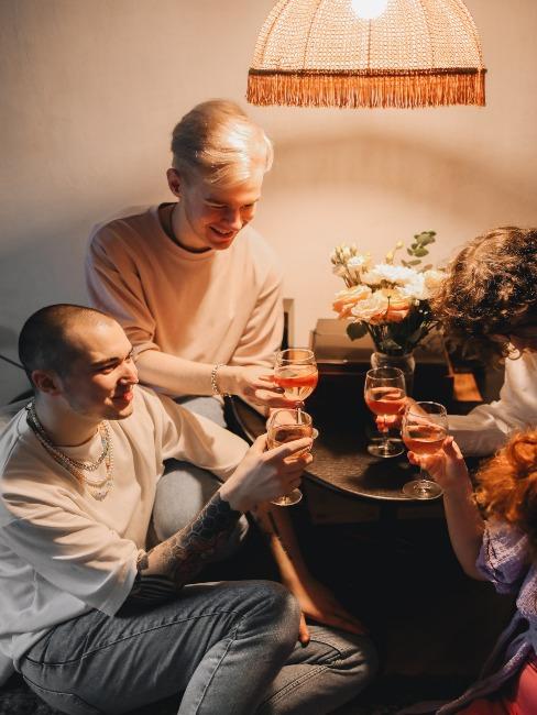 czworo przyjaciół pijących razem wino
