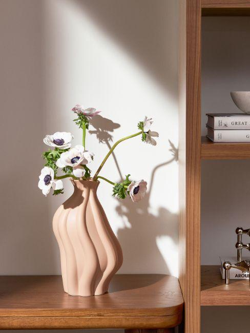 kwiaty w wazonie dekoracyjnym