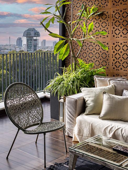 loggia loggia z kanapą i ażurową ścianką