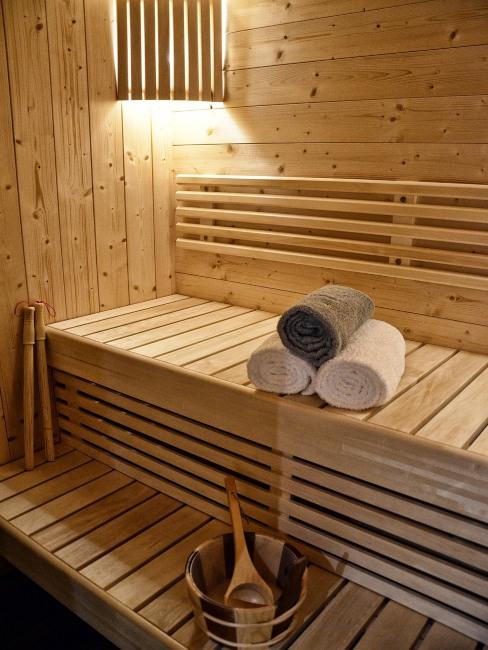 sauna sucha z ręcznikami w środku