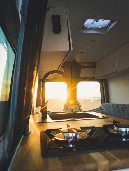 zlew w kamperze i słońce przebijające się przez okna