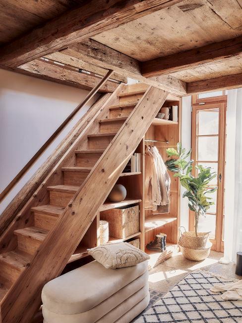 suterena z drewnianymi schodami i regałem pod nimi