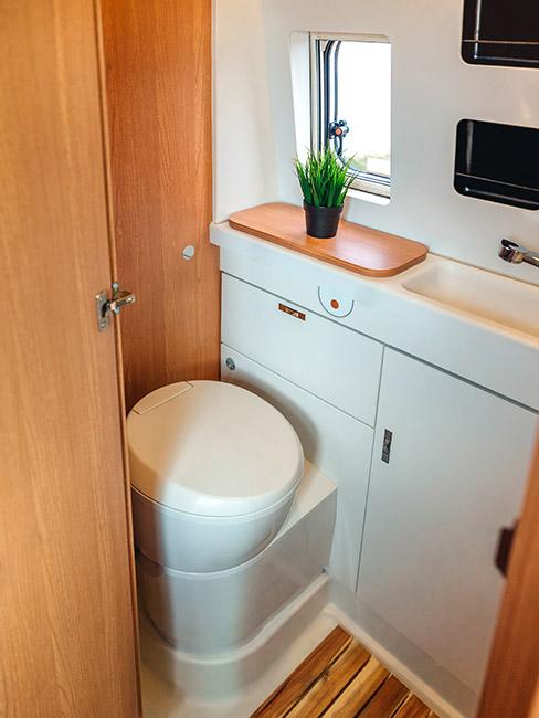 kamper w środku z toaletą w jasnym drewnie