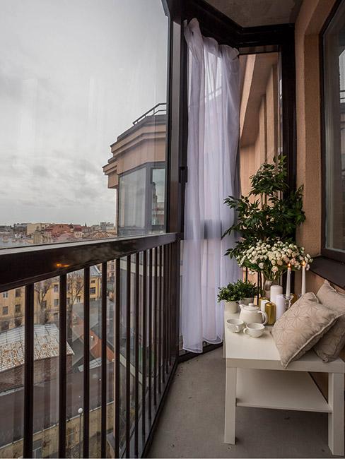 przeszklona loggia w stylu tropikalnym