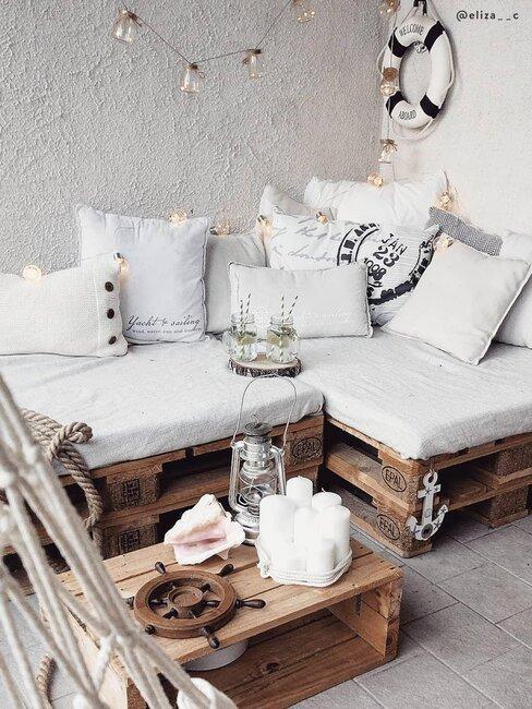 meble z palet z białymi poduszkami w stylu boho