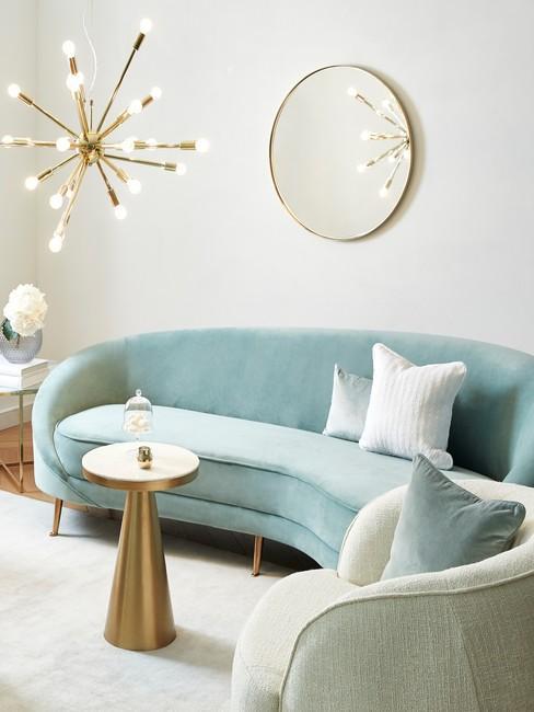 salon w stylu glamour z kanapą w kolorze baby blue i złotymi dodatkami